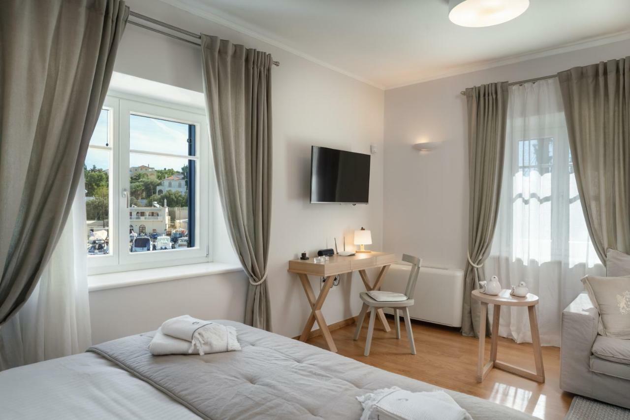 Porto Vecchio Luxury Suites Spétses Dış mekan fotoğraf